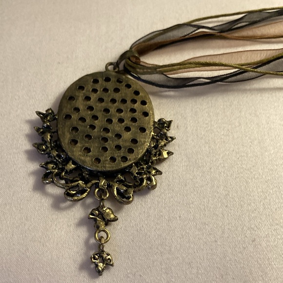 NWOT - Shemoni Fashion Brassy Cameo Ribbon Necklace & Matching Bow Earrings - Picture 6 of 8